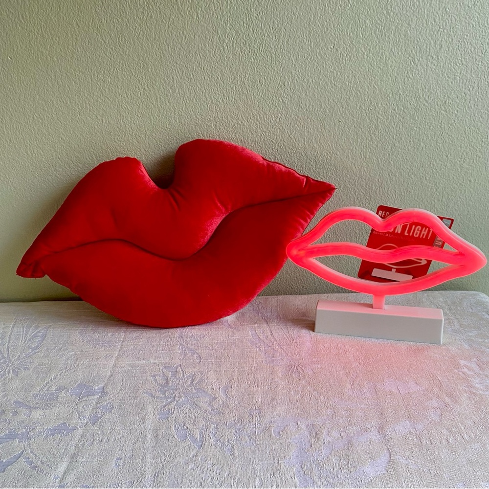Red Lips Light & Lip Pillow Bundle 🆕